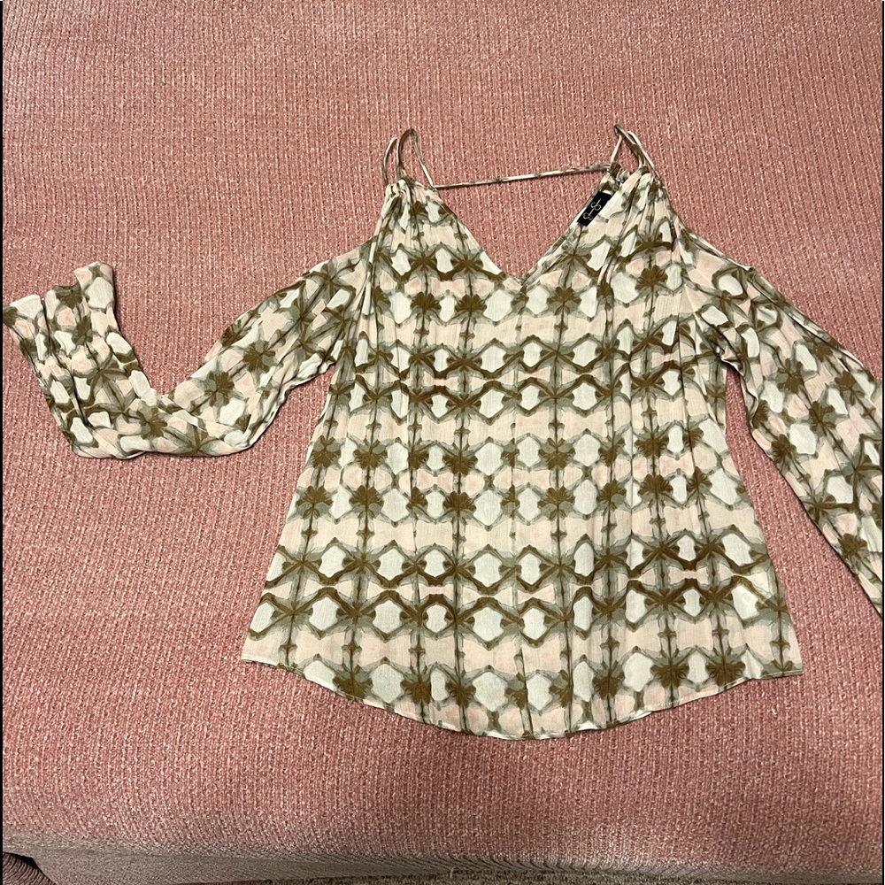 Jessica Simpson cute cold shoulder long sleeve blouse… XL